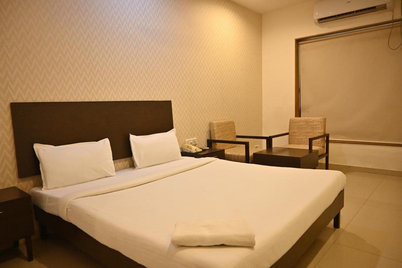 Regency Square Hotel Гвалиор Экстерьер фото